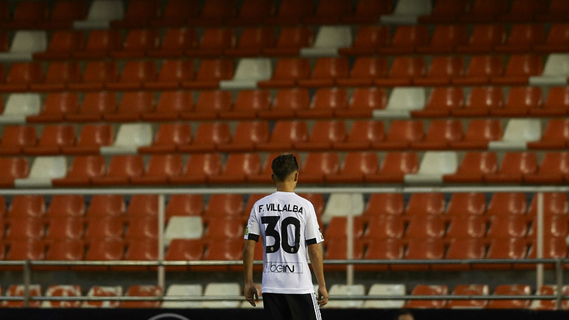 Villalba ante una grada vac&iacute;a en Mestalla