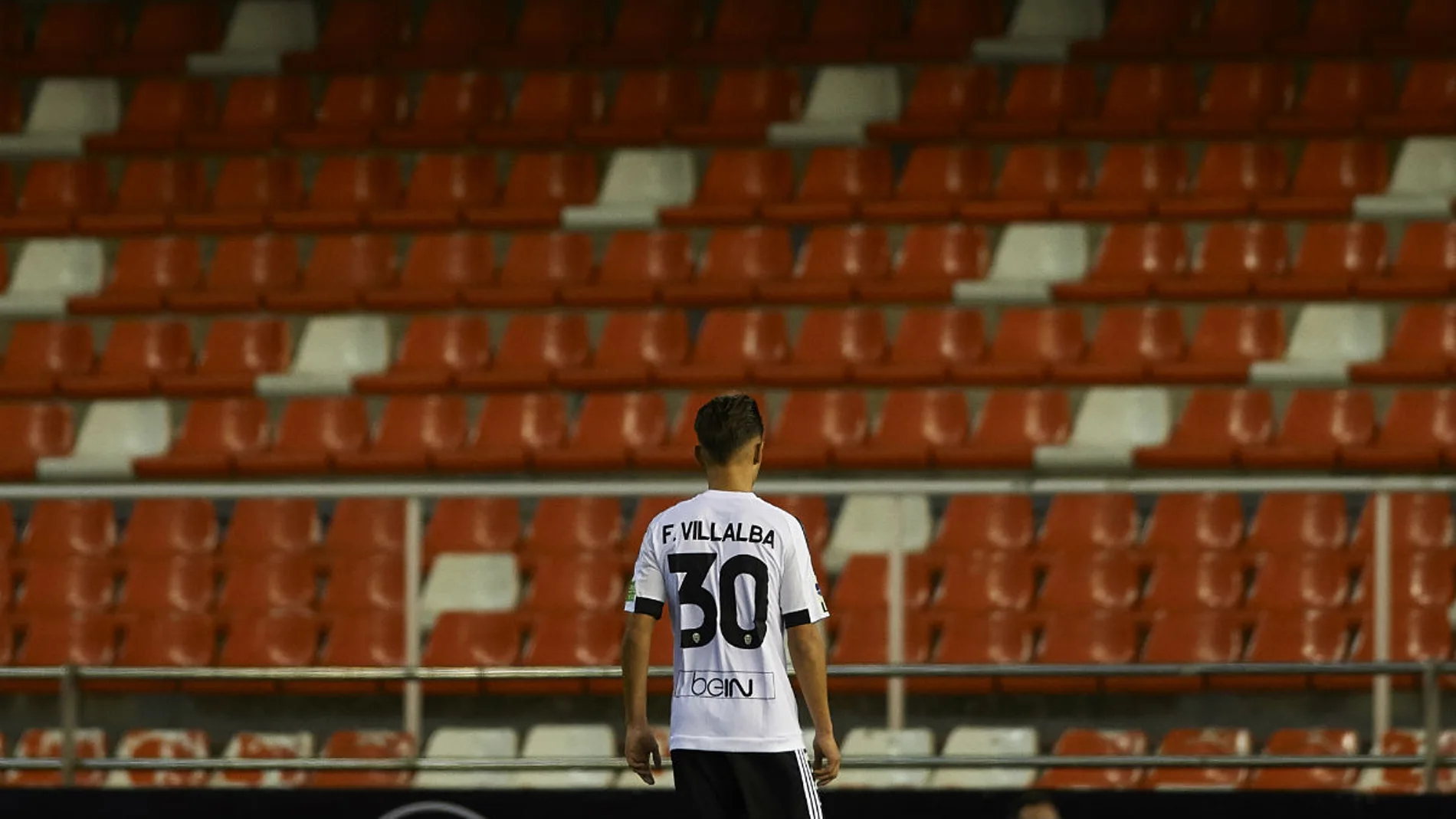 Villalba ante una grada vacía en Mestalla Villalba ante una grada vacía en Mestalla