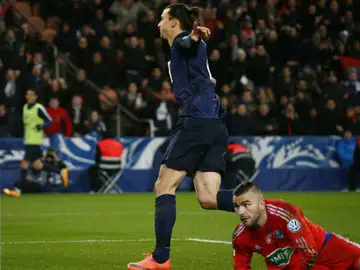 Ibrahimovic celebra un gol ante el Lyon Ibrahimovic celebra un gol ante el Lyon