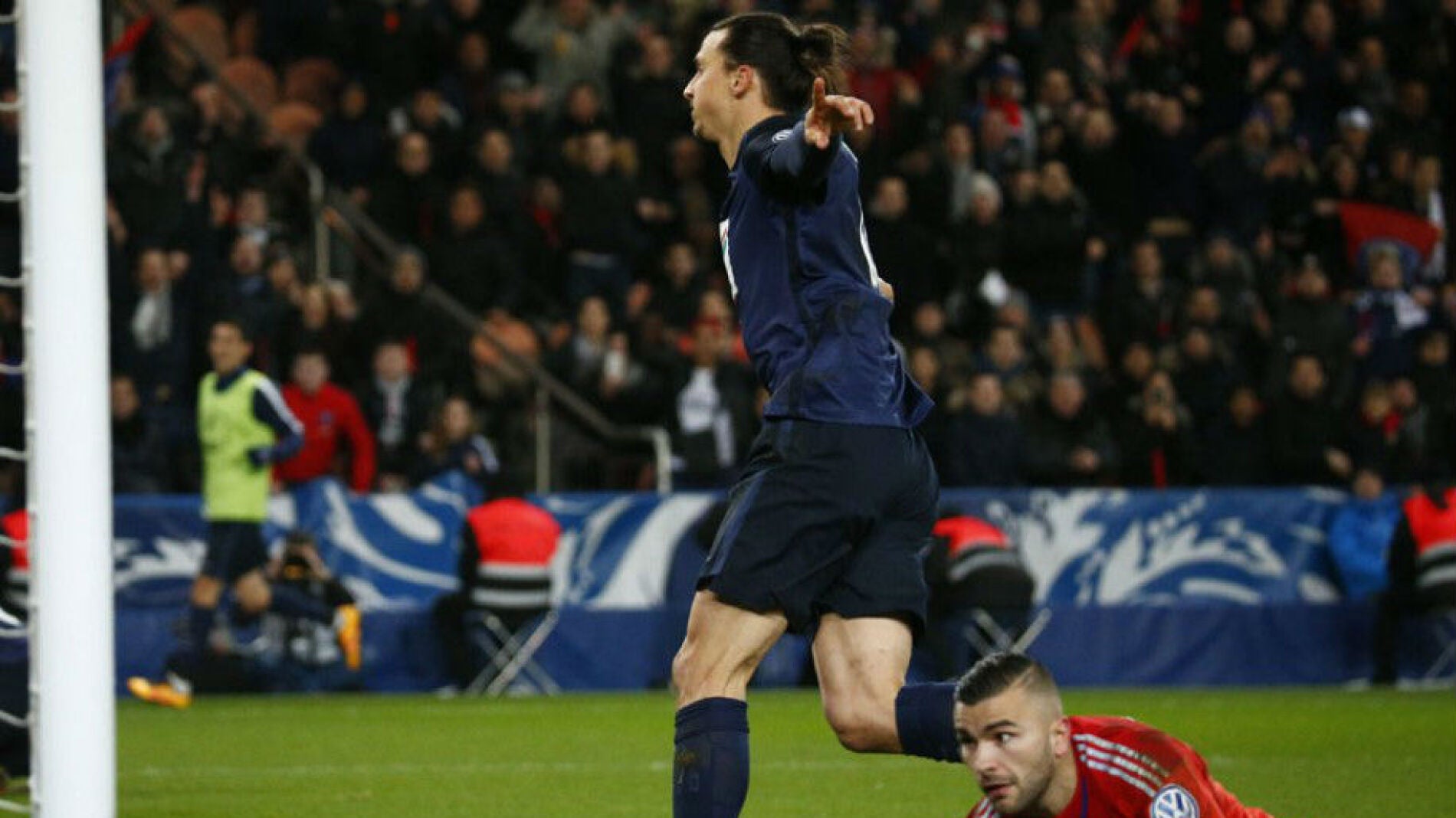 Ibrahimovic celebra un gol ante el Lyon