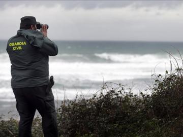 Un guardia civil durante la búsqueda del niño de veinte meses