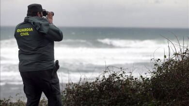 Suspenden la búsqueda del bebé arrastrado por un golpe de mar en Navia