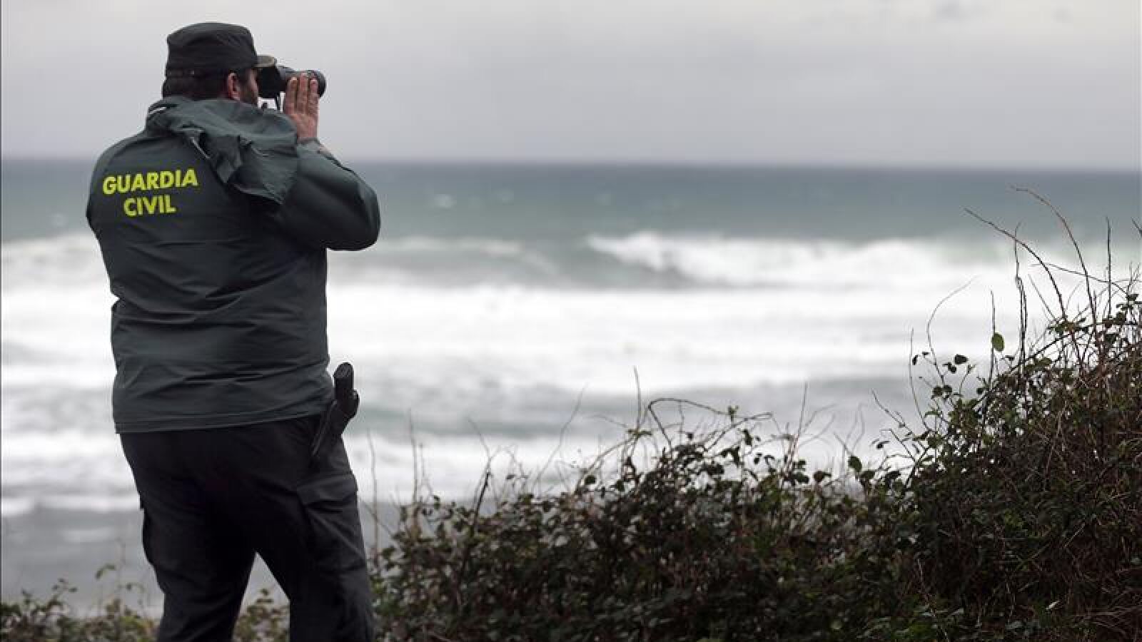 Suspenden la búsqueda del bebé arrastrado por un golpe de mar en Navia