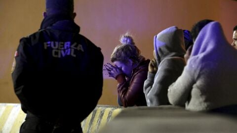 Gente esperando noticias de sus familiares encarcelados en la prisi&oacute;n de Topo Chico