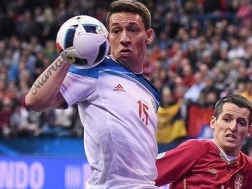 Rómulo controla un balón ante Serbia