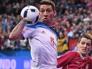 Rómulo controla un balón ante Serbia Rómulo controla un balón ante Serbia
