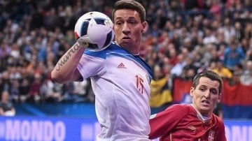 Rómulo controla un balón ante Serbia
