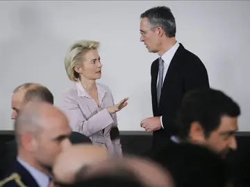 La ministra alemana de Defensa conversa con el secretario general de la OTAN La ministra alemana de Defensa conversa con el secretario general de la OTAN