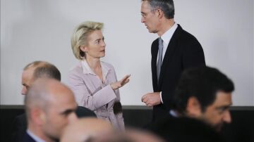 La ministra alemana de Defensa conversa con el secretario general de la OTAN