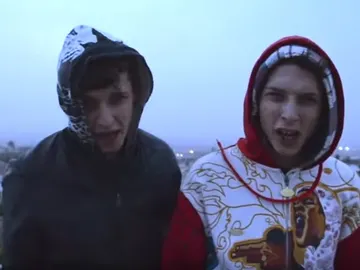 Los raperos Ayax y Prok en su videoclip 'Polizzia' Los raperos Ayax y Prok en su videoclip 'Polizzia'