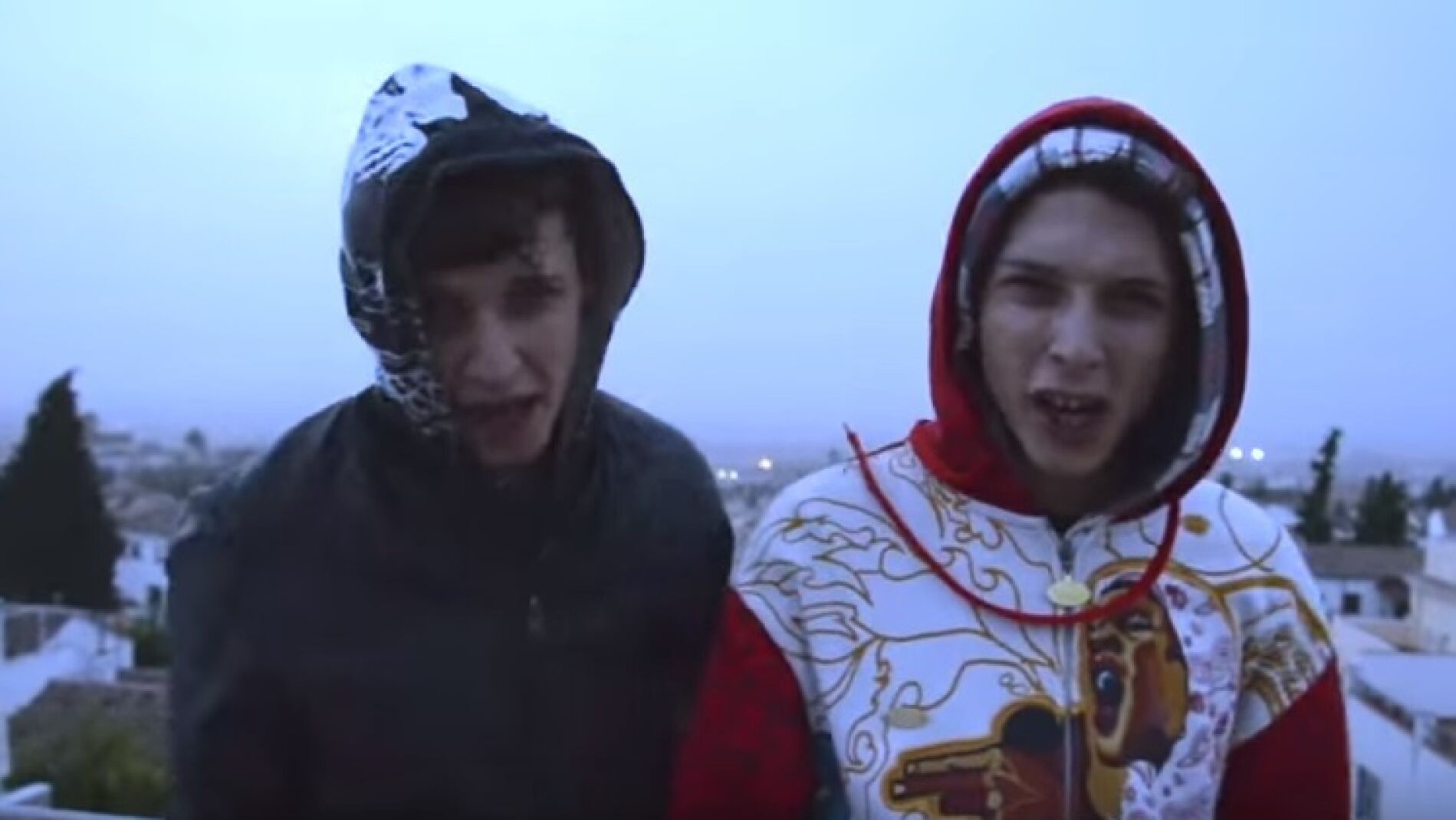 Los raperos Ayax y Prok en su videoclip 'Polizzia'