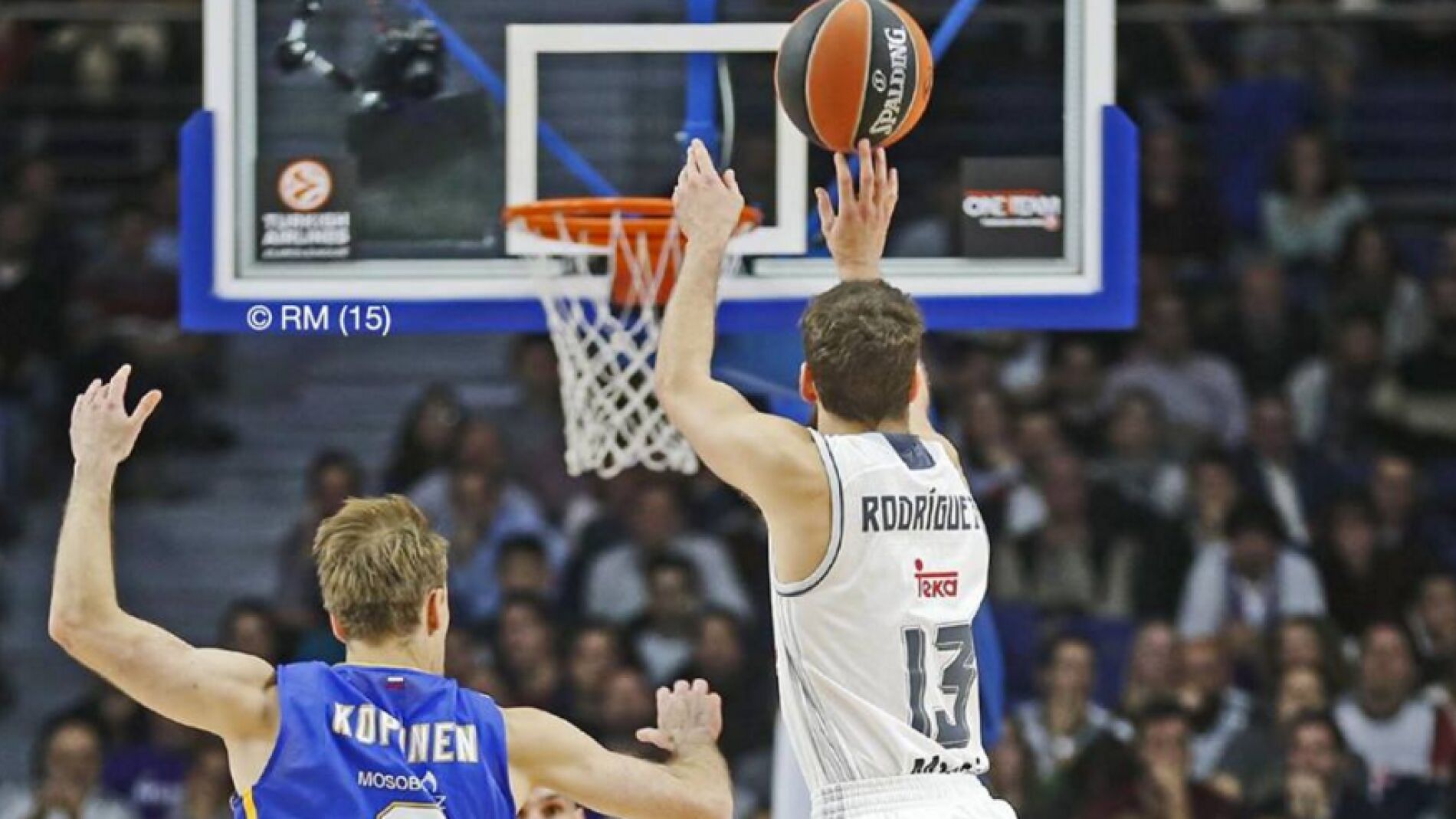 Sergio Rodr&iacute;guez tirando a canasta en el partido ante el Khimki