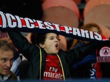 Un aficionado del PSG, con la bufanda de 'Ici c'est Paris'