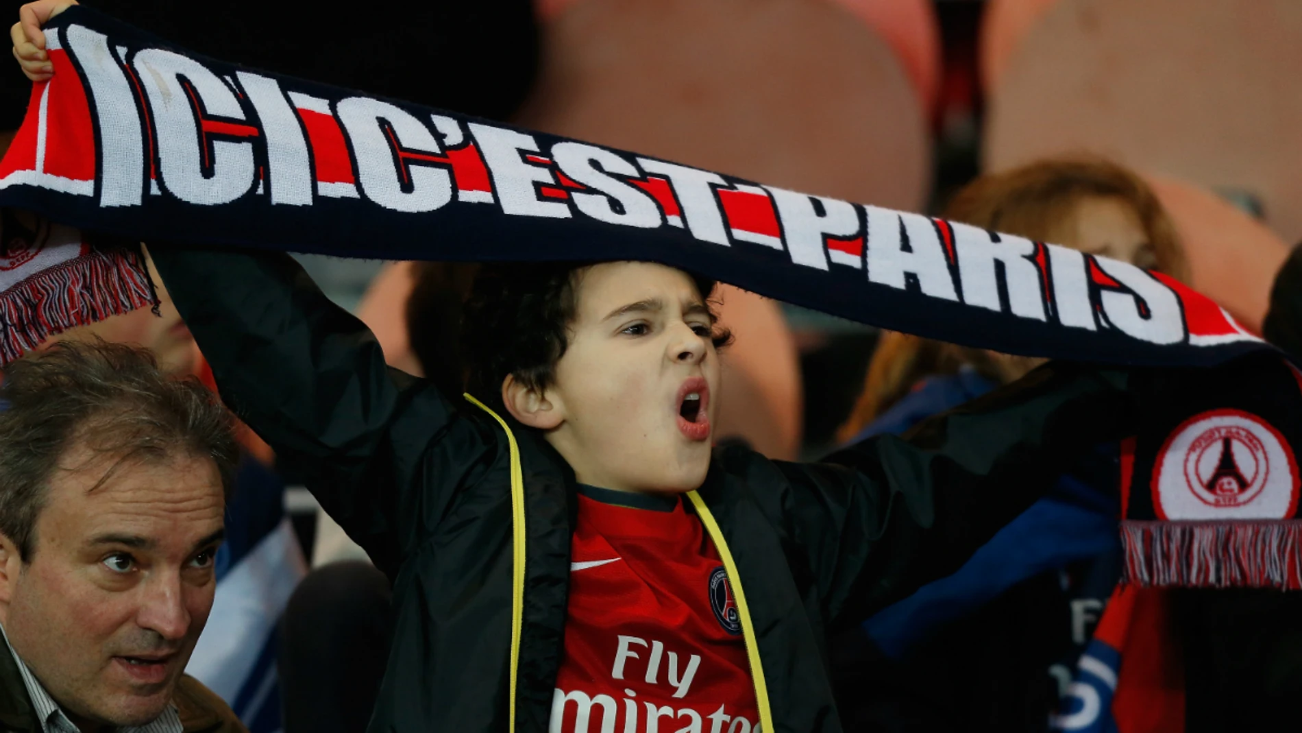 Un aficionado del PSG, con la bufanda de 'Ici c'est Paris' Un aficionado del PSG, con la bufanda de 'Ici c'est Paris'