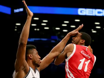 Mike Conley, defendido duramente por Young Mike Conley, defendido duramente por Young