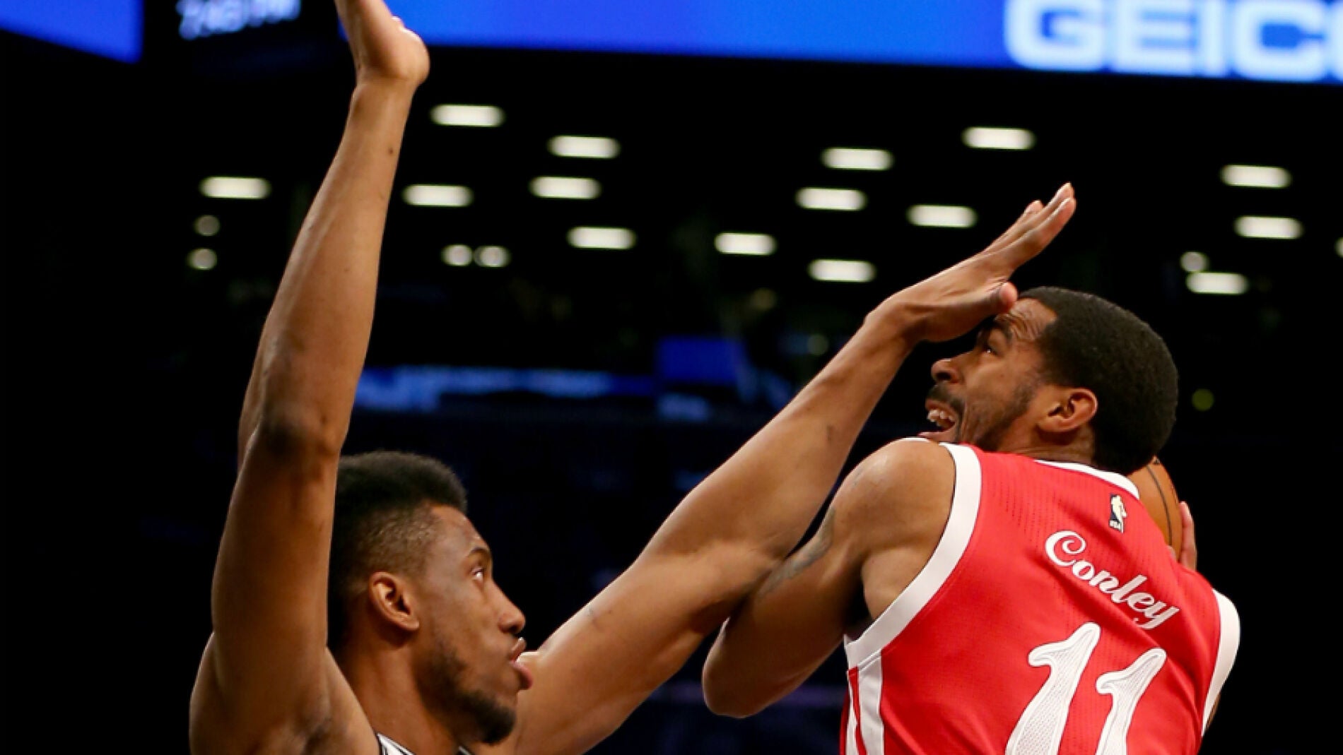Mike Conley, defendido duramente por Young