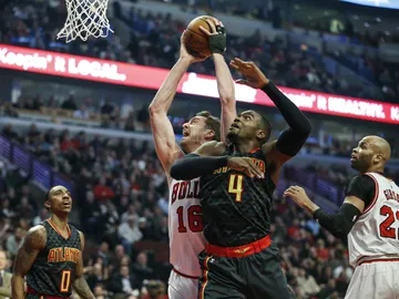 Pau Gasol se dispone a machacar el aro ante la defensa de Paul Millsap Pau Gasol se dispone a machacar el aro ante la defensa de Paul Millsap