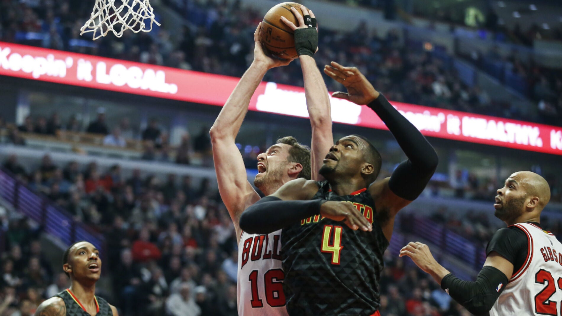 Pau Gasol se dispone a machacar el aro ante la defensa de Paul Millsap