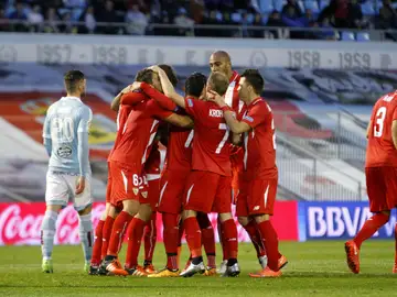 Los jugadores del Sevilla celebran el gol de Banega en Balaídos Los jugadores del Sevilla celebran el gol de Banega en Balaídos