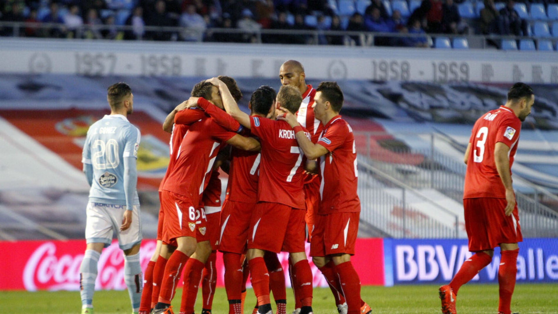 Los jugadores del Sevilla celebran el gol de Banega en Bala&iacute;dos