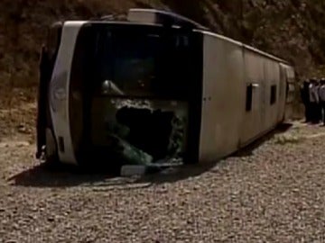 El autobús del Huracán, tras sufrir el accidente