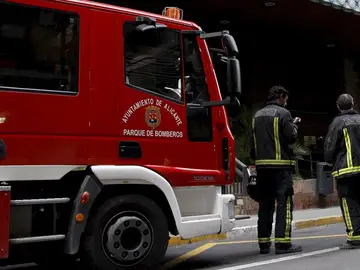 Efectivos de bomberos del Auntamiento de Alicante, en una imagen de archivo. Efectivos de bomberos del Auntamiento de Alicante, en una imagen de archivo.