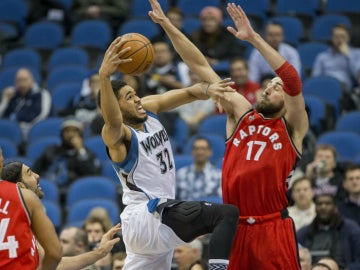 Karl Anthony Towns lanza a canasta ante la defensa de Jonas Valanciunas