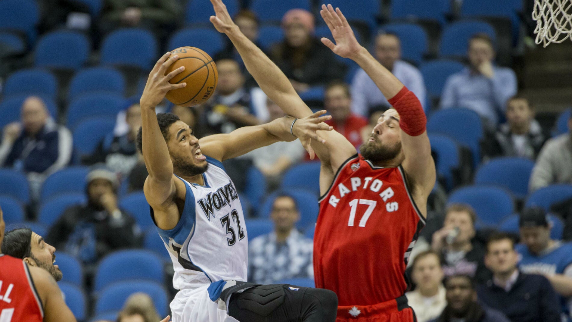 Karl Anthony Towns lanza a canasta ante la defensa de Jonas Valanciunas