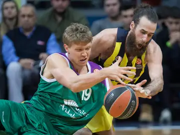 Mindaugas Kuzminskas disputa el balón con Luigi Datome Mindaugas Kuzminskas disputa el balón con Luigi Datome