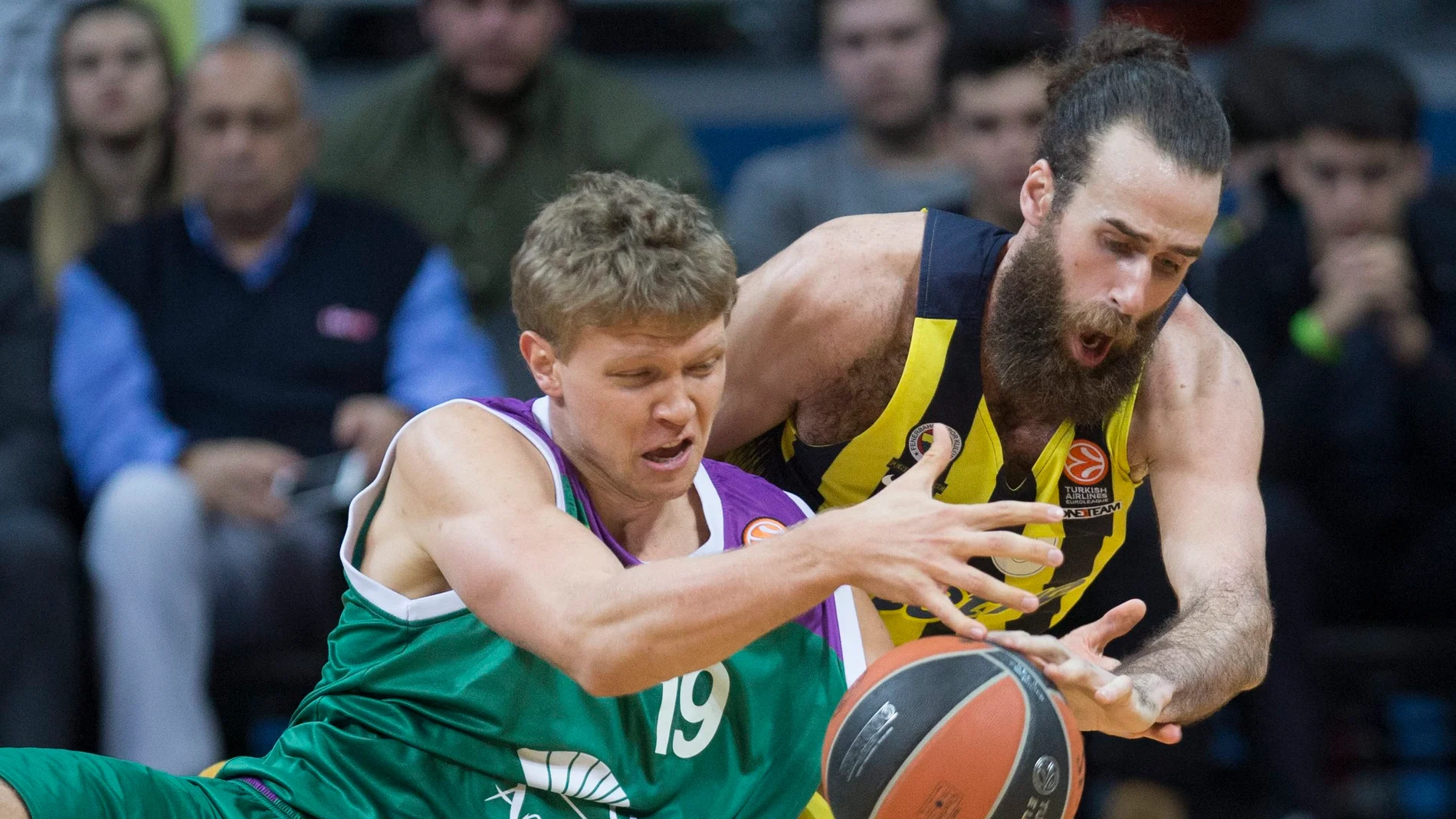 Mindaugas Kuzminskas disputa el balón con Luigi Datome Mindaugas Kuzminskas disputa el balón con Luigi Datome