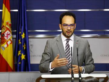 Antonio Hernando, durante la rueda de prensa en el Congreso