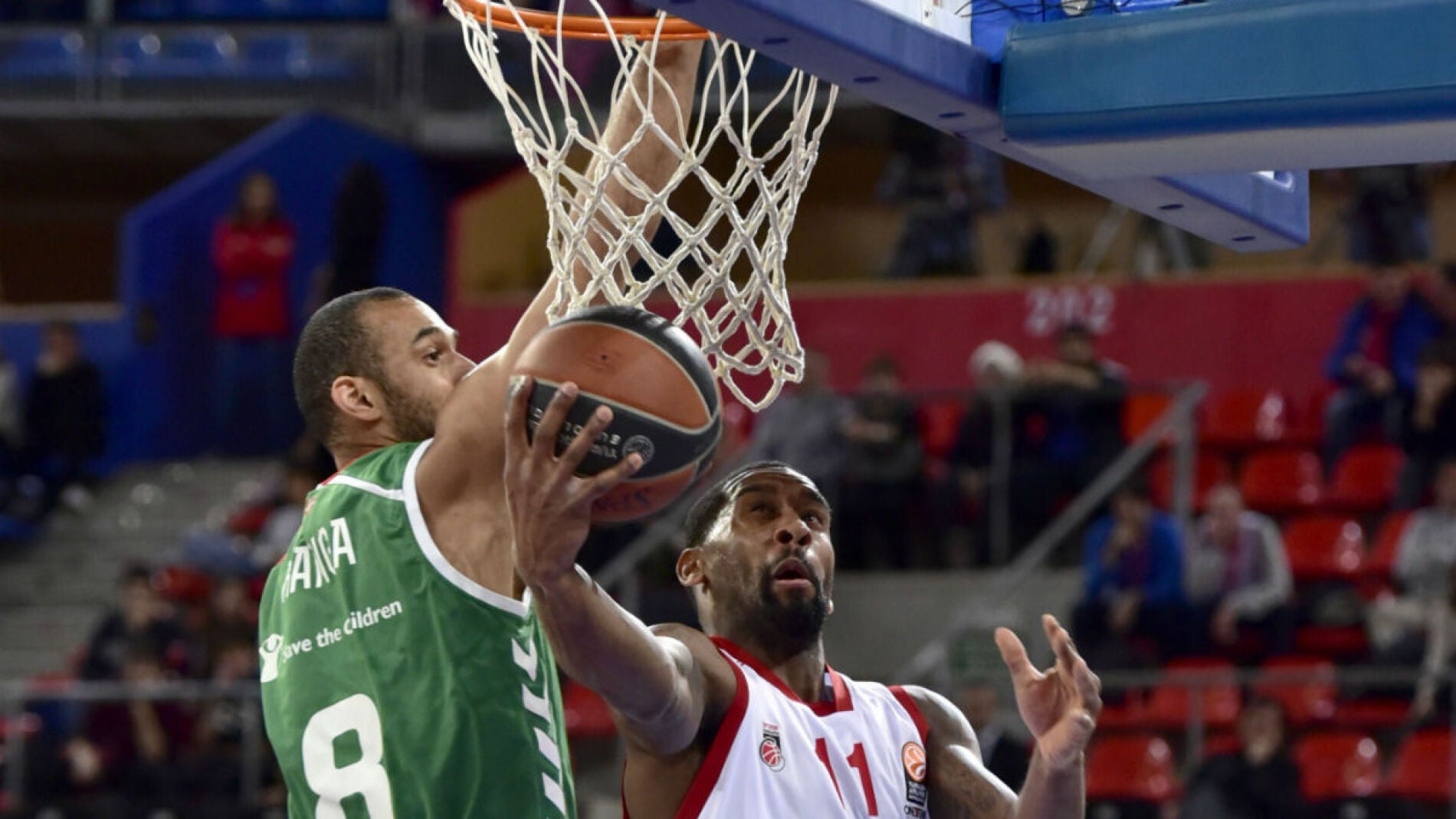 Adam Hanga trata de poner un tap&oacute;n