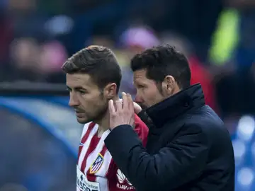 Gabi escucha a Simeone durante un partido Gabi escucha a Simeone durante un partido
