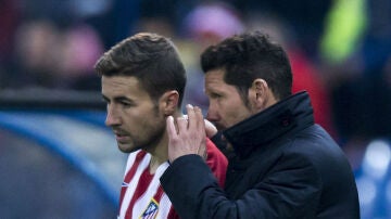 Gabi escucha a Simeone durante un partido