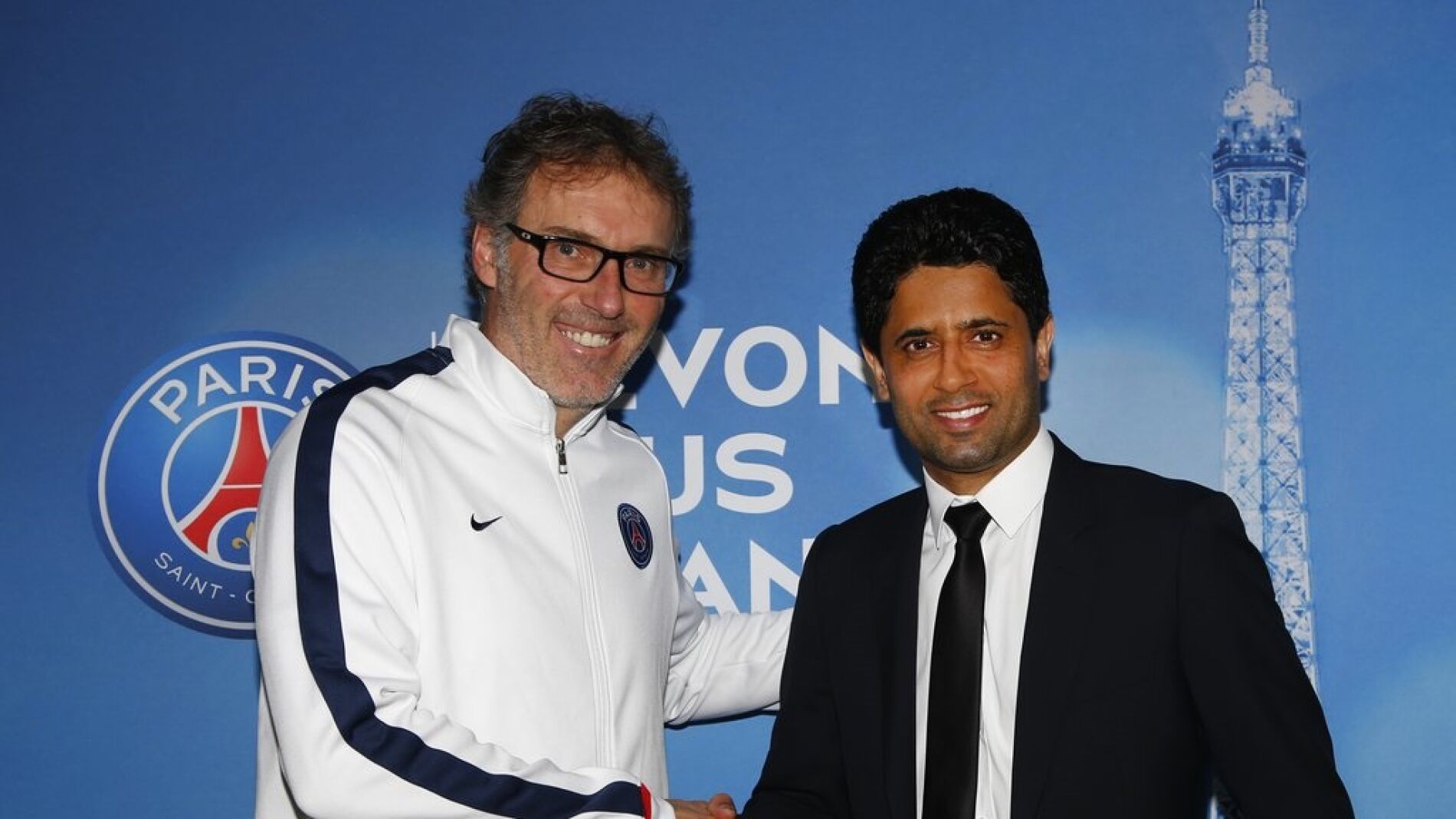 Laurent Blanc y Al-Khelaifi se dan la mano