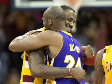Kobe Bryant y LeBron James se saludan antes del partido Kobe Bryant y LeBron James se saludan antes del partido