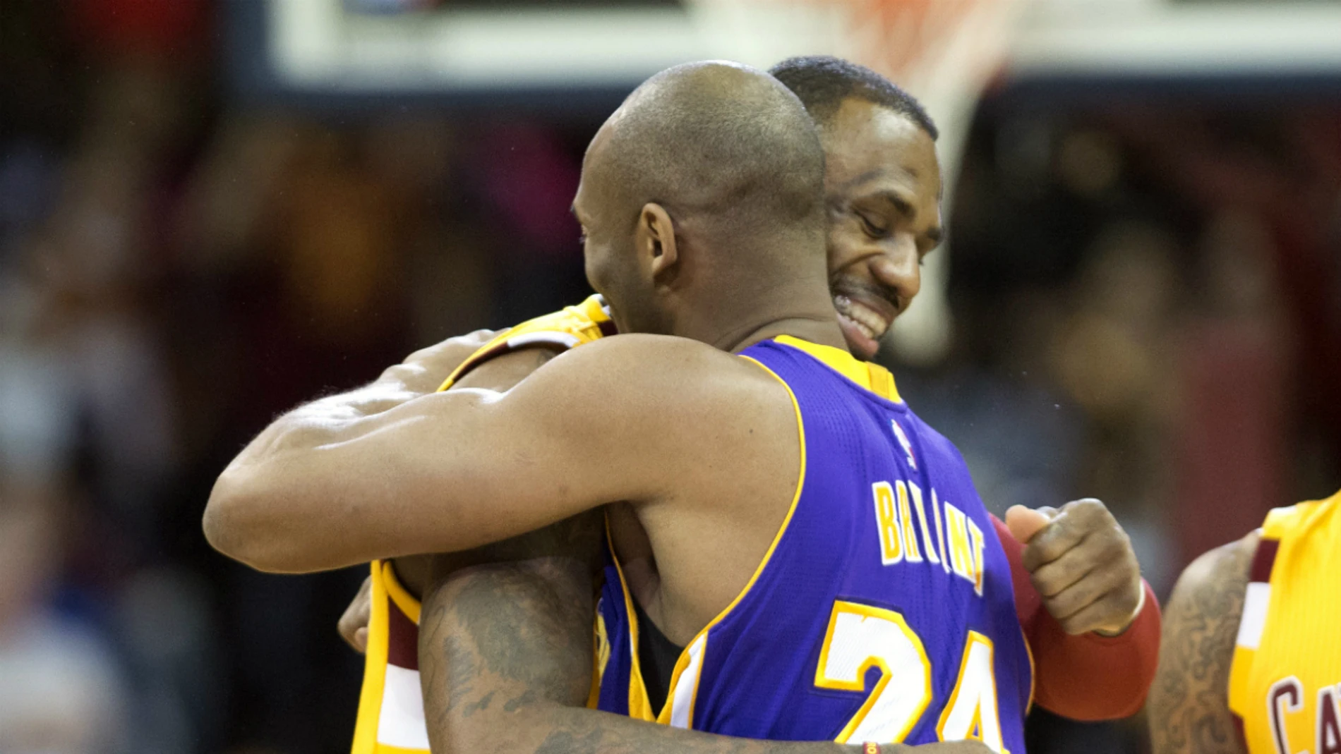 Kobe Bryant y LeBron James se saludan antes del partido Kobe Bryant y LeBron James se saludan antes del partido