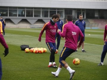 Leo Messi entrena con el resto de sus compañeros