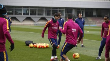 Leo Messi entrena con el resto de sus compañeros