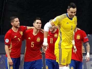 Los jugadores de España festejan la victoria Los jugadores de España festejan la victoria