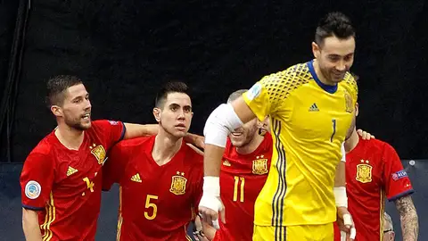 Los jugadores de España festejan la victoria Los jugadores de España festejan la victoria
