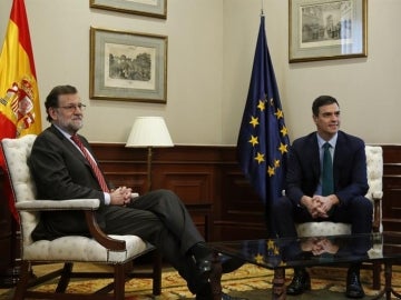 El presidente del Gobierno en funciones, Mariano Rajoy, con el líder del PSOE, Pedro Sánchez