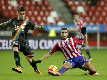 Ait-Atmane y Pablo Hernández disputan el balón Ait-Atmane y Pablo Hernández disputan el balón