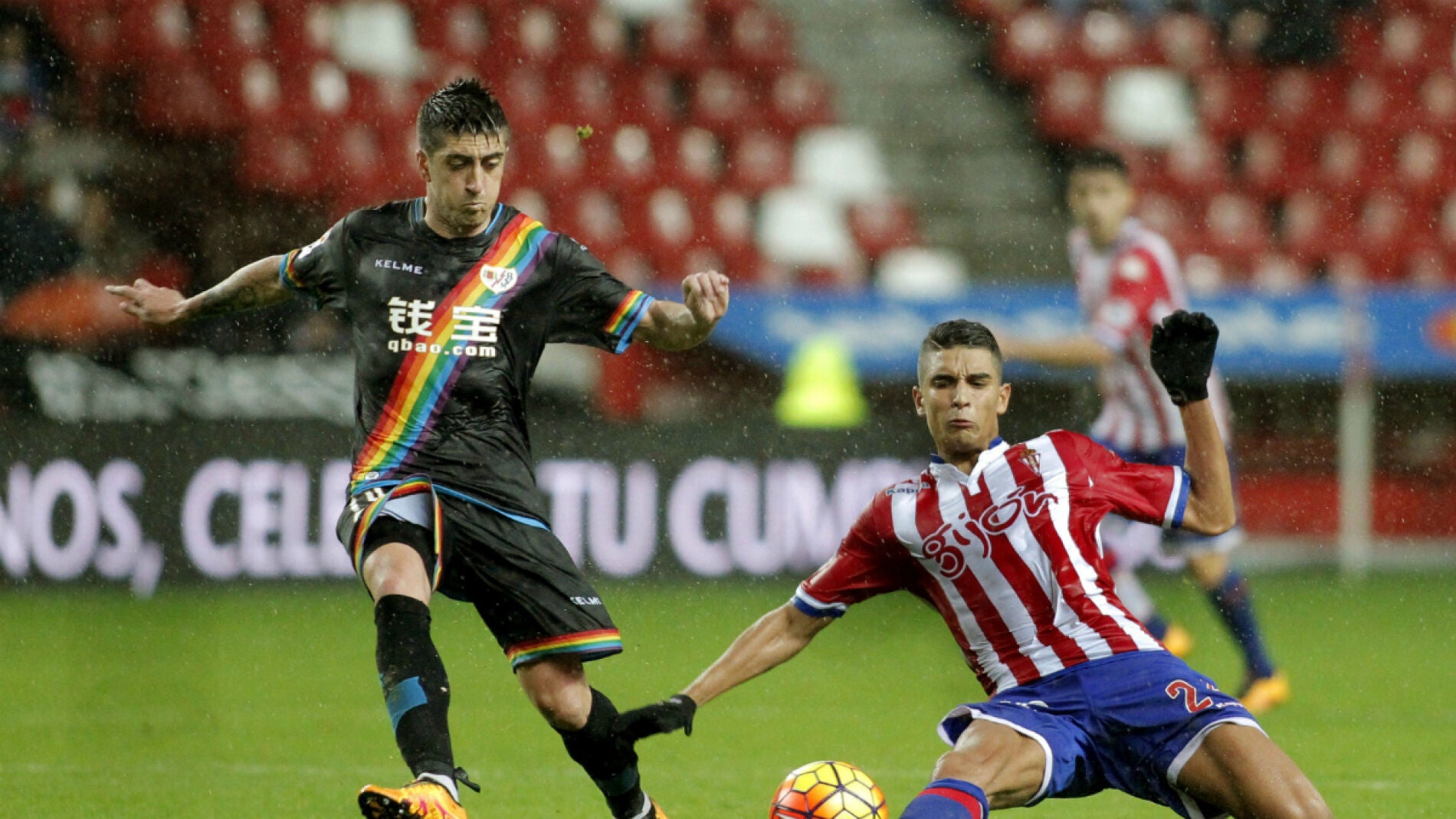 Ait-Atmane y Pablo Hern&aacute;ndez disputan el bal&oacute;n