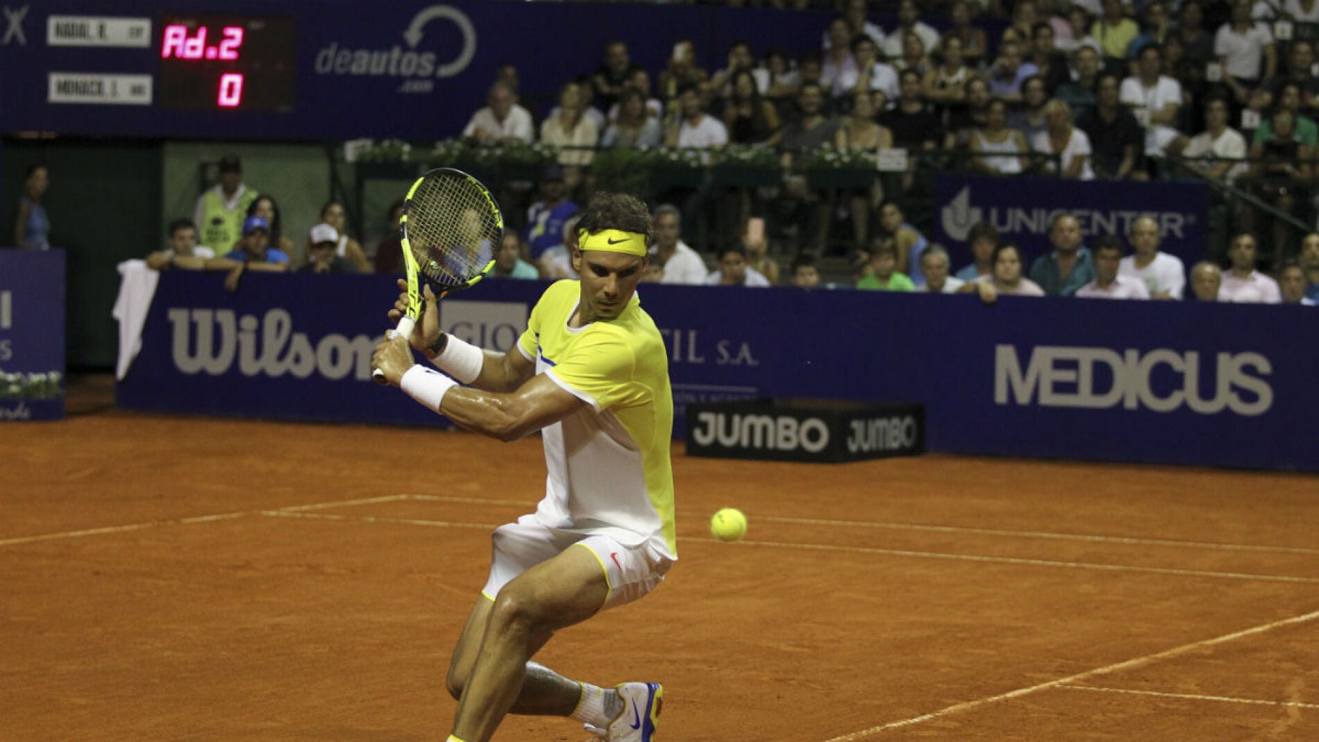 Rafa Nadal devuelve una bola ante M&oacute;naco