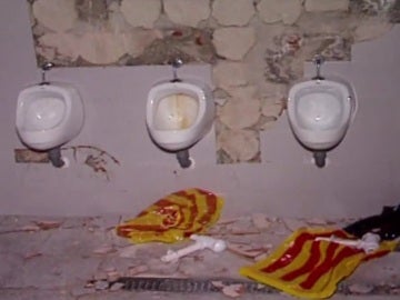 Los baños del Santiago Bernabéu, tras la final de 1997 entre el Barcelona y el Betis