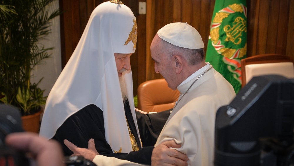 El Papa Francisco se reúne con el patriarca ortodoxo ruso Kiril
