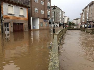 Una calle de la localidad pontevendresa de Redondela anegada por las lluvias