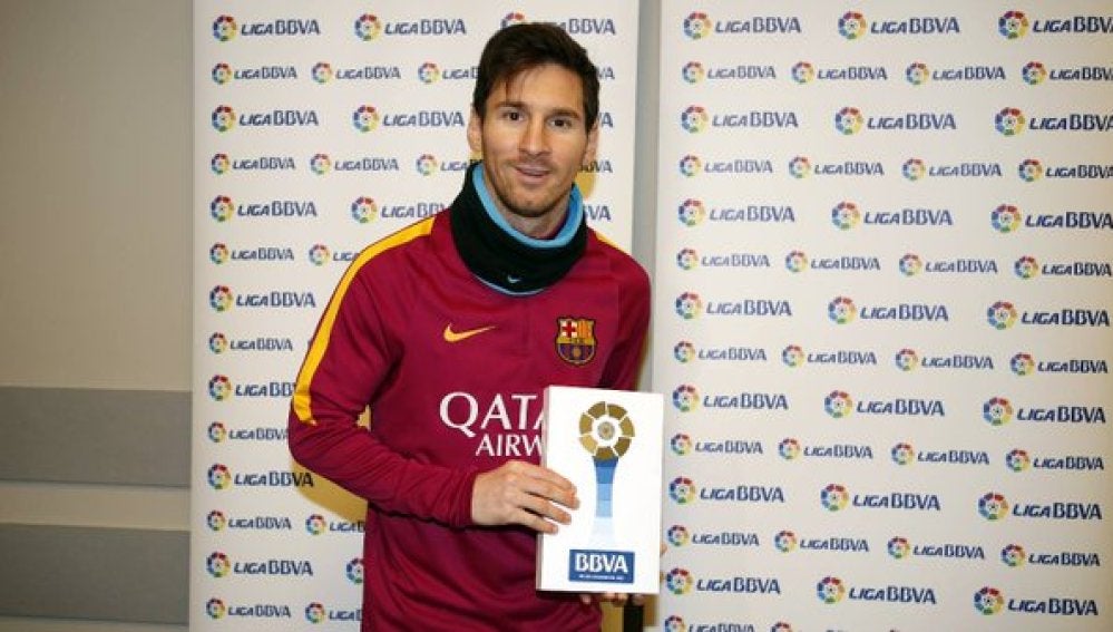 Messi recibe el premio al mejor jugador de la Liga en el mes de enero