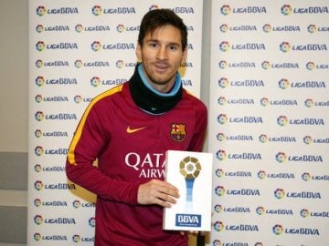 Messi recibe el premio al mejor jugador de la Liga en el mes de enero